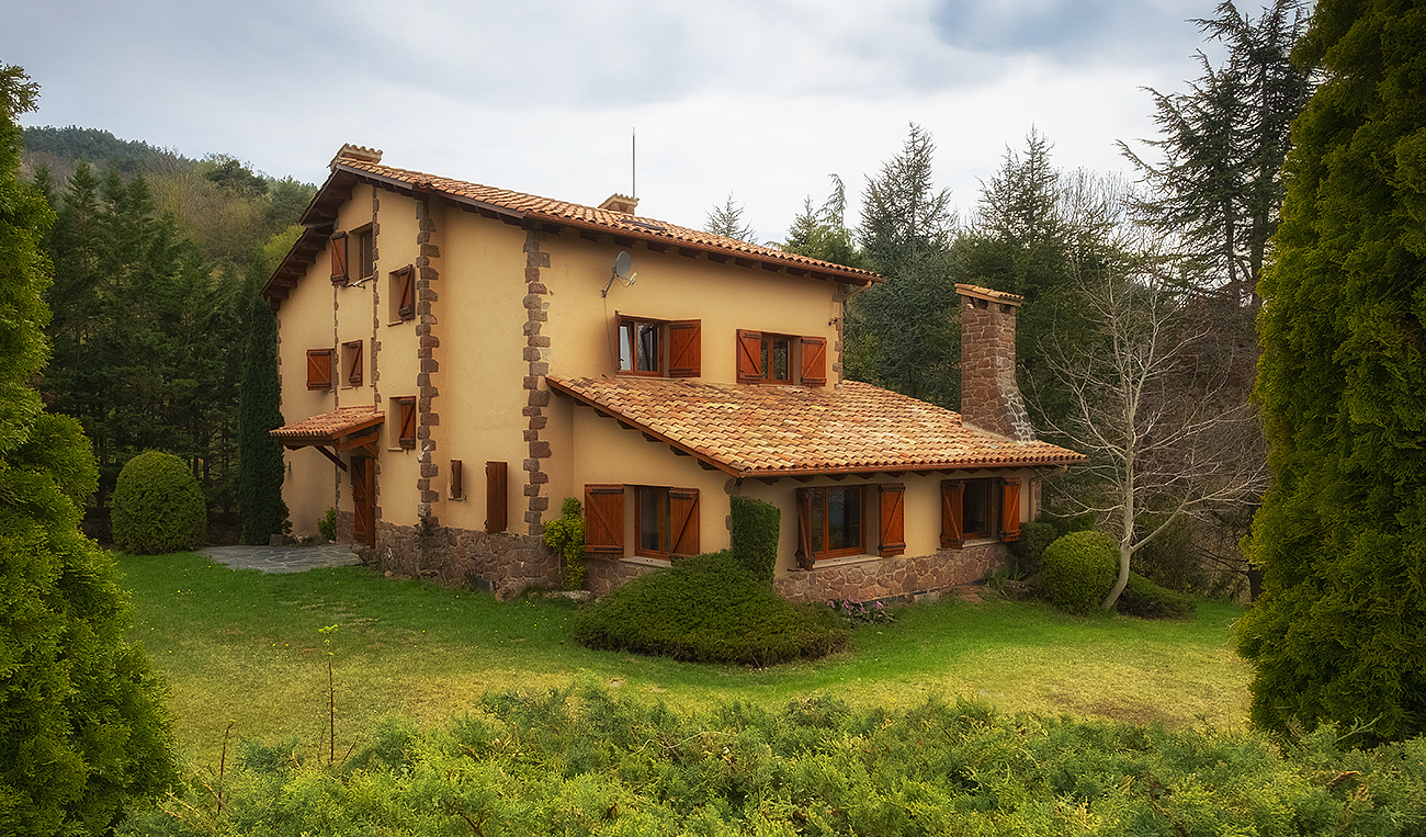 Fantastic rustic property with a house in Sant Julià Vallfogona, (Girona). Ripoll Property Registry